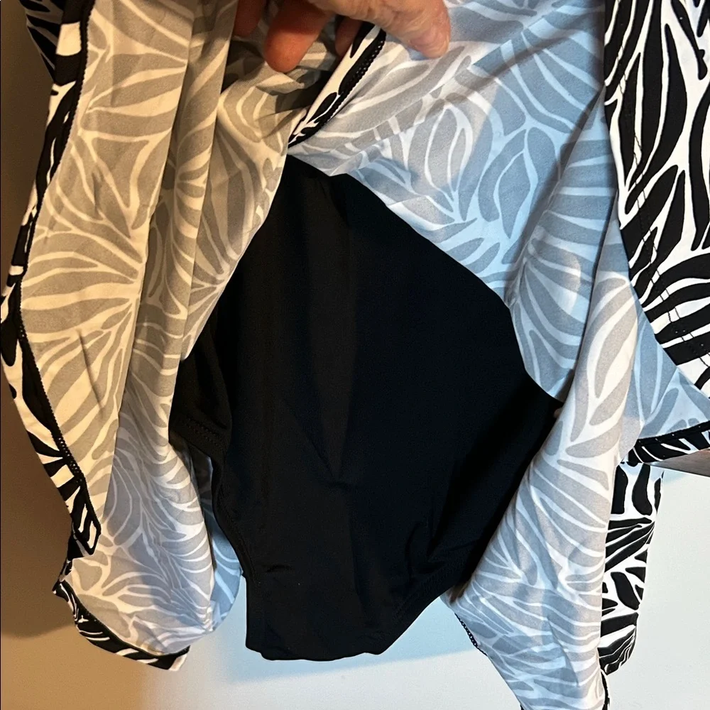 Black & White Leaf-Print V-Neck Swimsuit - Picture 6 of 8